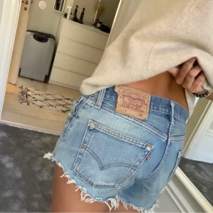 Levis jeansshorts - Populära snygga blå levis jeansshorts!  