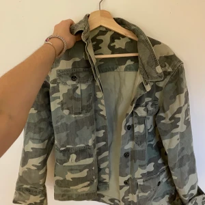 Grön jacka! - Skitsnygg kamojacka som tyvärr är för liten för mig🫶