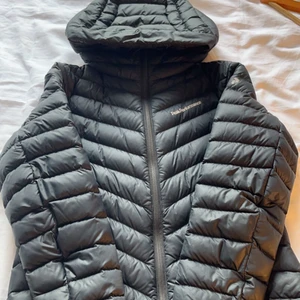 Peak Performance  - Säljer en Peak jacka i mycket gott skick, köpt för två år sen men endast använd en säsong. Inga hål eller defekter.