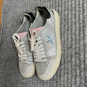 Arigato skor - Glittriga arigato skor inköpta förra året. Skicket stämmer bra överens med bilderna. Kartong och dustbag medföljer. Storlek 38. Nypris ca 1900kr, säljer för 900💓Kontakta vid frågor!