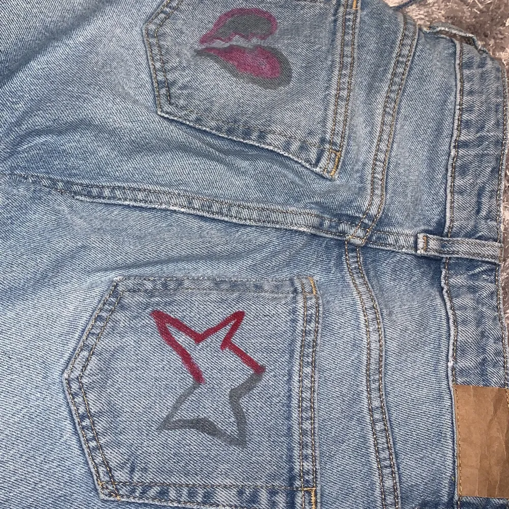 Jätte håliga jeans som har ett hål i under kedjan/sipern. Har ett hjärta och stjärna på back fickorna.. Jeans & Byxor.