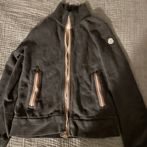 Moncler tröja - Moncler tröja i storlek Xs kan passa större fel på dragkedjan men går att fixa.  Skick:5/10