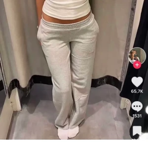 bikbok mjukisbyxor - säljer dessa superfina lågmidjade mjukisbyxorna ifrån bikok. storlek s. helt slutsålda❤️