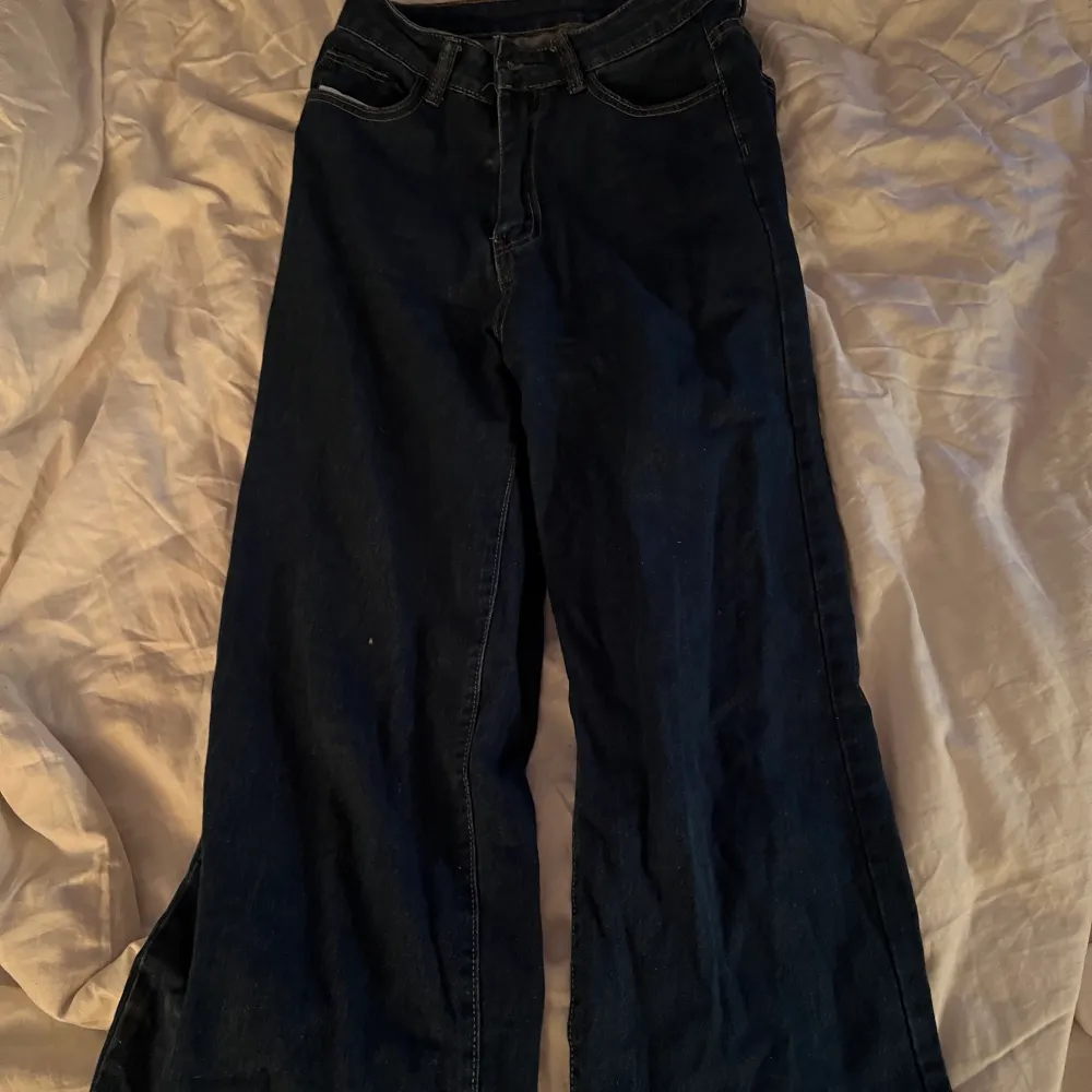 Blå jeans från Shein. Supersköna o stretchiga! Strl S, funkar som M också! Frakt tillkommer 💓📦 (posted 15/09/22). Jeans & Byxor.