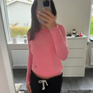 Rosa tröja  - Rosa tröja med gulddetaljer! Köpt från zara och är i nyskick, aldrig använd. Tryck inte på köp direkt. Hör av dig vid frågor eller om du är intresserad!