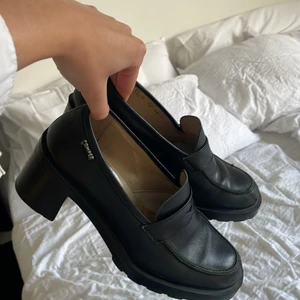 Svarta loafers skor storlek 38  - Säljer dessa assnygga skor! 