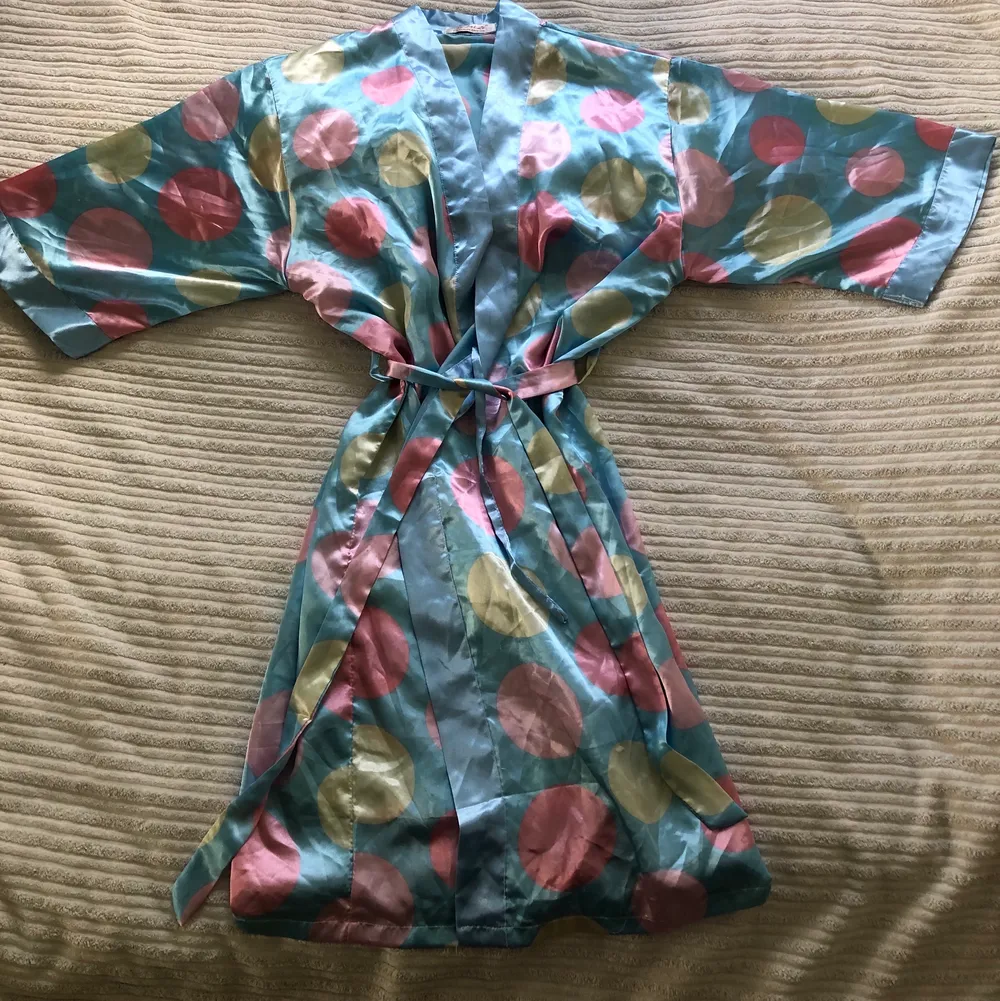 Det här är en supersnygg unik morgonrock som även går att styla upp och ha som en snyggklänning eller till halloween klädsel. Väldigt 70tals inspirerad med snygga pastellfärger och i silk.. Klänningar.