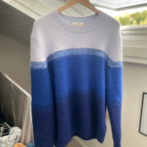 COS tröja - Säljer nu min cos tröja jag aldrig använt då det ej är min stil. Strlk XL men passar M bättre skulle jag säga. Väldigt mysig och perfekt till vintern.