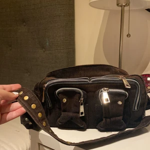 Núnoo bag - Väskan är använd som man kan se. Tyvärr har väskan tappat färg pga solen men överlag funkar väskan som den ska. Inga skador förutom missfärgningen (Manchester-tyg blir så i solen) Köpt för 1100kr men säljer för 160! Man får plats med mycket i väskan🌸🥰