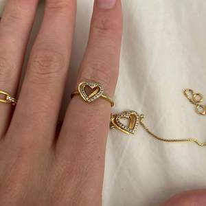 armband och matchande ring, äkta silver och guldpläterade. Superfina😍Ringen är ungefär 15 i storlek, och armbandet har två olika lägen att knäppa det på 