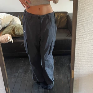 Baggy puma cargo pants - Mörkblåa lowwaisted cargopants, passa alla från xs-L då dem har ett insttt snöre i midjan som går att dra åt, skitsnygga och bekväma. 