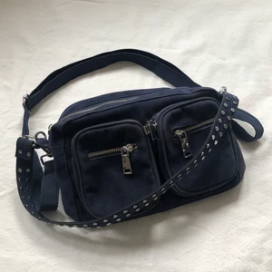 Noella väska - Fin blå Noella väska! Man får två band, ett långt och ett kort 💗 Väskan är i bra skick men har tecken på användning! köptee här på Plick för 350 