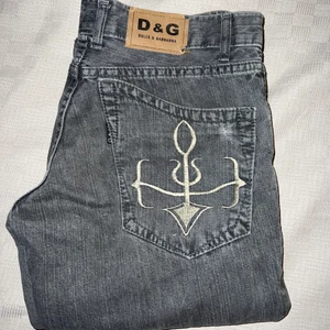 Dolce & gabbanna - Säljer dessa asballa svart/gråa jeans med broderandes på bakfickorna från dolce & gabbanna i storlek 28⚡️ köpte de på Plick men säljer de vidare då de var lite för små på mig tyvärr! Skriv om ni har fler frågor❤️‍🔥