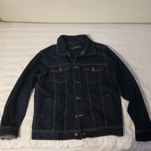 Jeansjacka - Svatblå (Urban Threads) - Nyskick jeansjacka. Storlek: M