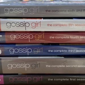 Hela GossipGirl serien i DVD - Du får hela serien i dvd-filmer som du kan spela på din TV utan att vara rädd för att din streaming sajt tar bort den.
