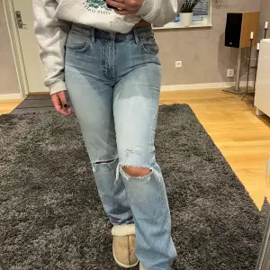 super fina jeans från Zara som är i jätte fint skick ☺️ säljer då de tyvärr inte kommer till användning 🤍tveka inte på att höra av dig vid frågor 🍓