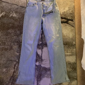 nelly jeans - jeans med slits längst ner, fint skick!