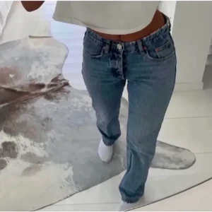 Jeans  - Säljer mina fina Jens från zara💕sitter super skönt och fint!! 