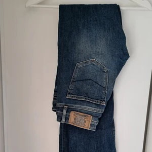 Low waisted bootcut jeans - Jeans från märket crocker. Jeansen har några år på nacken men är fortfarande hela och funktionsdugliga. Finns inga fel eller skador på dem. Har använt de ganska sparsamt. Jeansen är i storlek 27/33. Om ni har övriga frågor så är det bara att höra av sig!