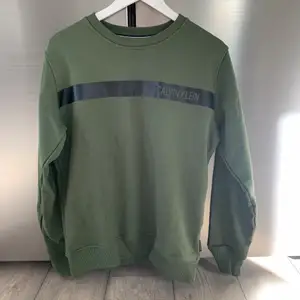 Calvin Klein Sweatshirt i Storlek M, använd 1 gång. 