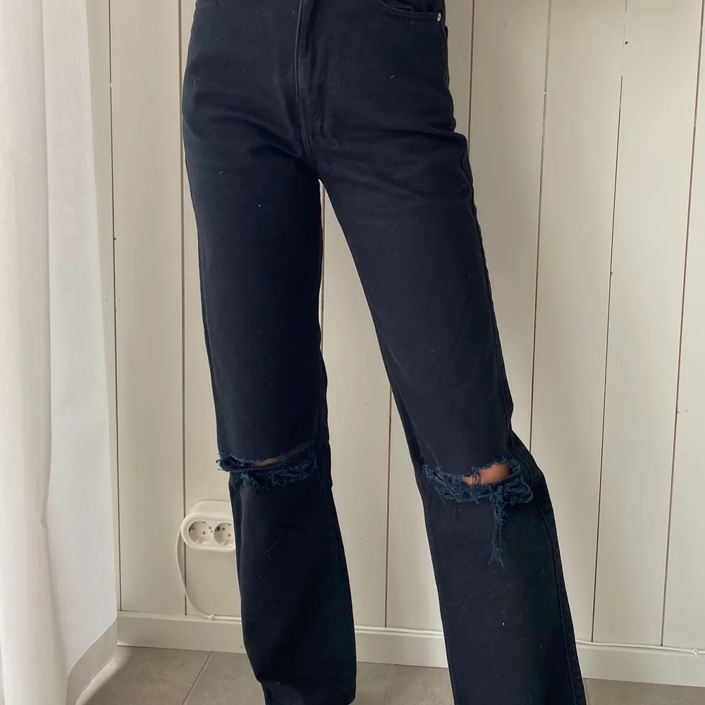 Från: Weekday modell ROW Storlek: W 26 L 32 (personen på bilden är 171 cm)  Köparen står för frakten  . Jeans & Byxor.
