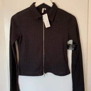 NY Nelly långärmad tröja  - Så fin långärmad tröja från Nelly, släljes då den inte passar. Oanvänd