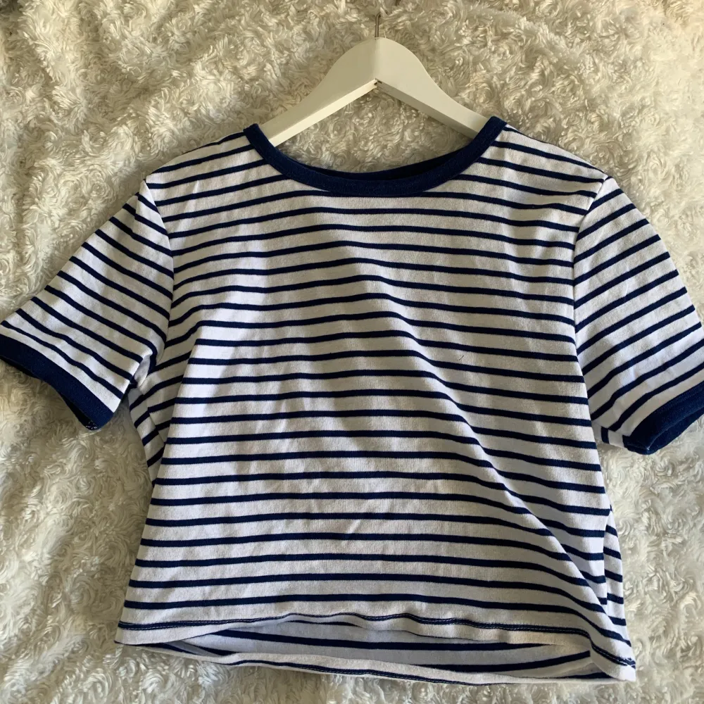 Super fin blå och vit randig tröja från Zara. (Slutsåld) Använts 1 gång så den är som ny. . T-shirts.