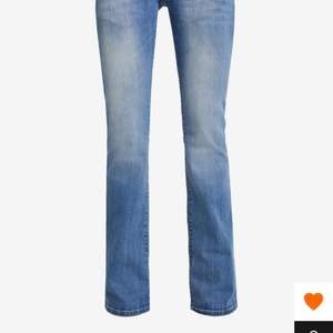 Jättefina lågmidjade butcut jeans säljer då jag vill ha en annan storlek💞 vet ej vilka mått det är men skulle såga att d ett är en S passar mig som är 165