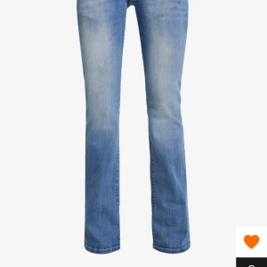 Lbs jeans - Jättefina lågmidjade butcut jeans säljer då jag vill ha en annan storlek💞 vet ej vilka mått det är men skulle såga att d ett är en S passar mig som är 165