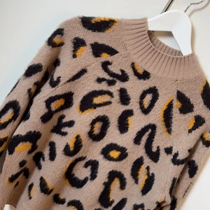 Stickad Tröja - Storlek S. Fint skick, 50kr pluss frakt.