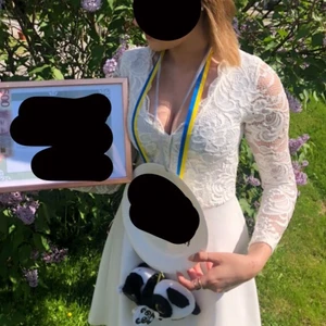 Studentklänning  - Världens finaste klänning! Tajt upptill med luftig kjol och armar i spets. Enbart använd i några timmar!