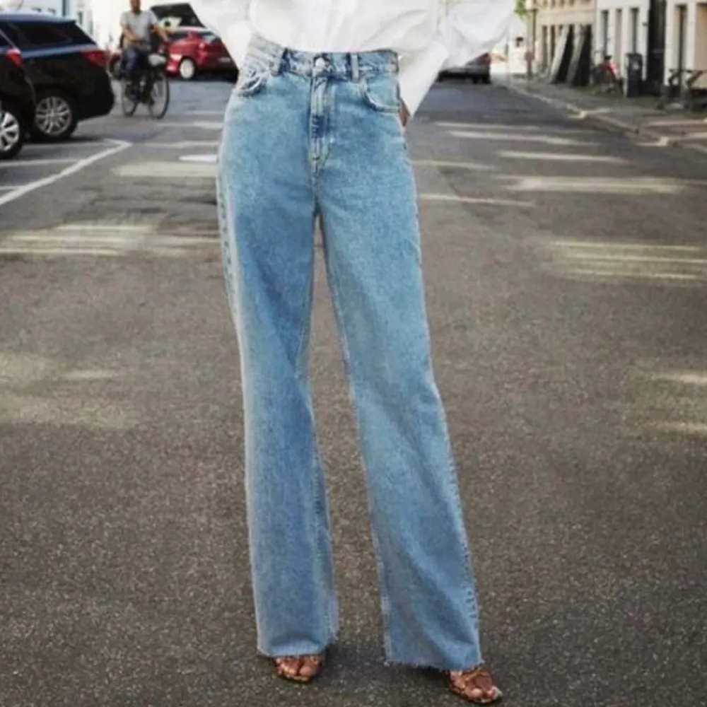 Supersnygga blåa zara jeans i full length🦋💫✨ inte mycket använda så är i väldigt bra skick! . Jeans & Byxor.