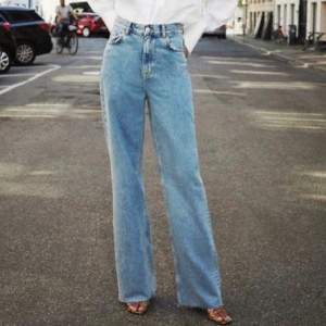 Supersnygga blåa zara jeans i full length🦋💫✨ inte mycket använda så är i väldigt bra skick! 