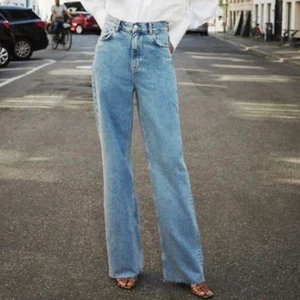 Zara jeans full length - Supersnygga blåa zara jeans i full length🦋💫✨ inte mycket använda så är i väldigt bra skick! 