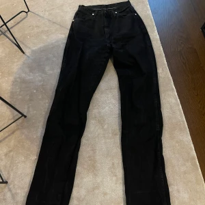 Jeans wrangler - Långa högmidjade jeans. Jag är 175 cm och de är  långa på mig! 