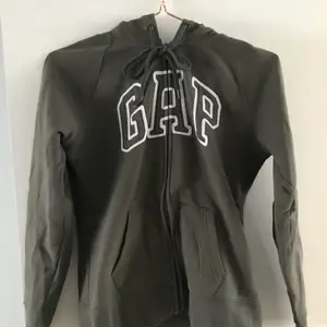 En jätte fin GAP Zip Hoodie i färgen militärgrön. Den är super skön och passar till vardags. Den är i storlek XS. 