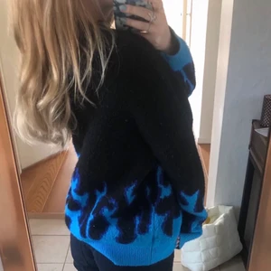 Cool eld tröja - Inne och slutsåld eld stickad tröja, fått många komplimanger. Storlek S och extra långa ärm⚡️