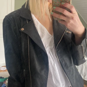 Skinnjacka - Säljer denna lite oversized skinnjackan från ellos i storlek 38. Jag bär vanligtvis 36 och den är lite oversized på mig. Köparen står för frakten!