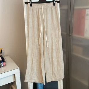 Linnebyxor  - Beiga linnebyxor i storlek xs/s. Vid modell och jag skulle säga att det är korta ben. 150kr eller bud, köpare står för ev frakt!💗
