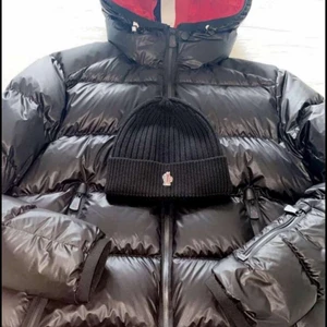 Använder inte längre  - Moncler jacka 
