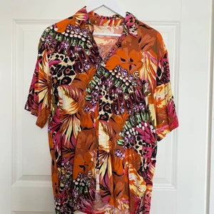 T-shirt/skjorta med mönster - Säljer en jätteskön kortärmad skjorta/t-shirt, passar perfekt till sommaren över t.ex. en bikini på stranden! Sparsamt använd, fint skick! Säljer då den inte kommer till användning. Storlek 40, 50 kr + frakt! Priset går att diskutera! Betalning via Swish eller Paypal, kan mötas upp i Stockholmsområdet eller posta. ❤️‍🔥