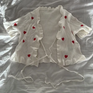 Hjärtkofta croptop (aldrig använd) - 💌 Fraktkostnad kan ändras - skickar även med spårbar frakt eller i större paket om du vill köpa flera kläder samtidigt 💌