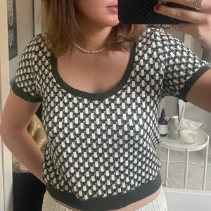 Stickad T-shirt  - Fin stickad topp i nyskick från zara! Får ej användning för denna💕