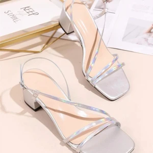 Klackar - Enkla fina klackar/ sandaler. Använda en gång på balen. 