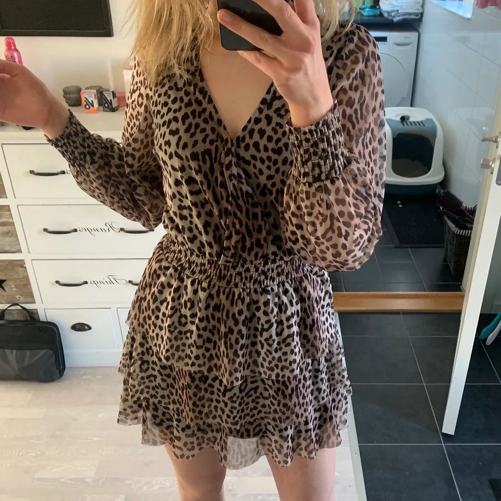 Leopard klänning från gina, superfint skick💕. Klänningar.