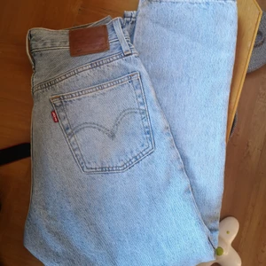 Levis 501 crop  - Jättefina jeans köpta här på plick men de är tyvärr för stora 😩 storlek 26/26 så perfekt för oss kortisar 🌼
