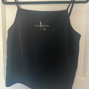 Calvin Klein topp  - Säljer ett jätte fint Calvine Klein linne. Passar perfekt som fest topp mm. Helt i nyskick, endast provat och lappen kvar! Köptes för cirka 3 månader sedan och säljer nu pga att det inte kommer till användning. Linnet är av ett väldigt lätt och inte så tjockt material. Skriv gärna till mig direkt vid intresse! Kan mötas inom Kristianstad, Bromölla, Sölvesborg. Annars står köparen för frakt. Betalning sker via swish💗 pris kan diskuteras vid snabb affär!