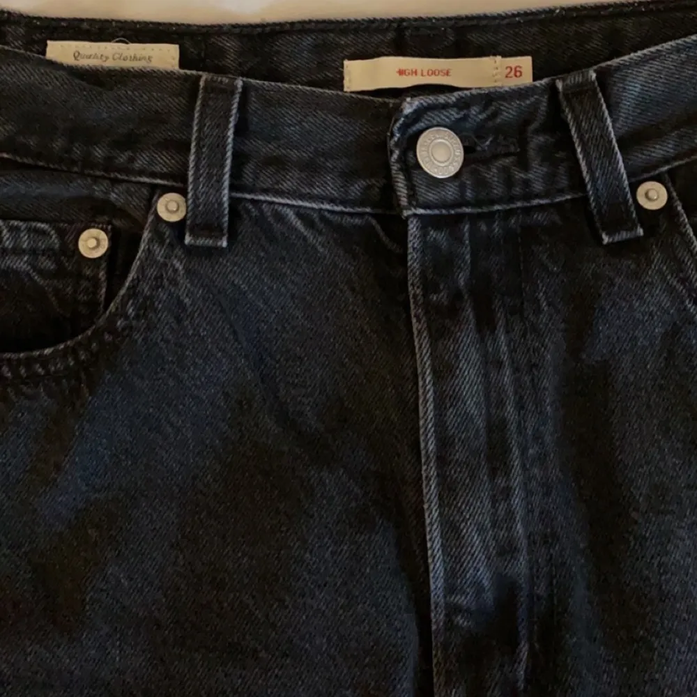 Jag tänkte sälja dessa levi’s jeans då de tyvärr har blivit för små för mig. De är i bra skick och i storlek W26 L33💕Jag är 1,67 cm och jeansen är väldigt långa i benen för mig, som du kan se på den andra bilden. Frakten betalar du själv på 66 kr💗⚡️. Jeans & Byxor.