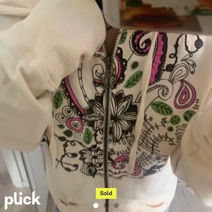 hoodie - lånade bilder!! säljer denna edhardy liknande zip up hoodie som jag köpte på plick men tyvärr så kommer den ej till användning. storleken är xl men sitter som en M-L. budgivning från 250kr eller köp direkt för 350, först till kvarn! 