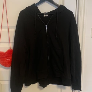 svart zip up hoodie - passar verkligen jättesnyggt! Jag är storlek S och brukar ha den, oversized. helt okej skick, inga defekter:)